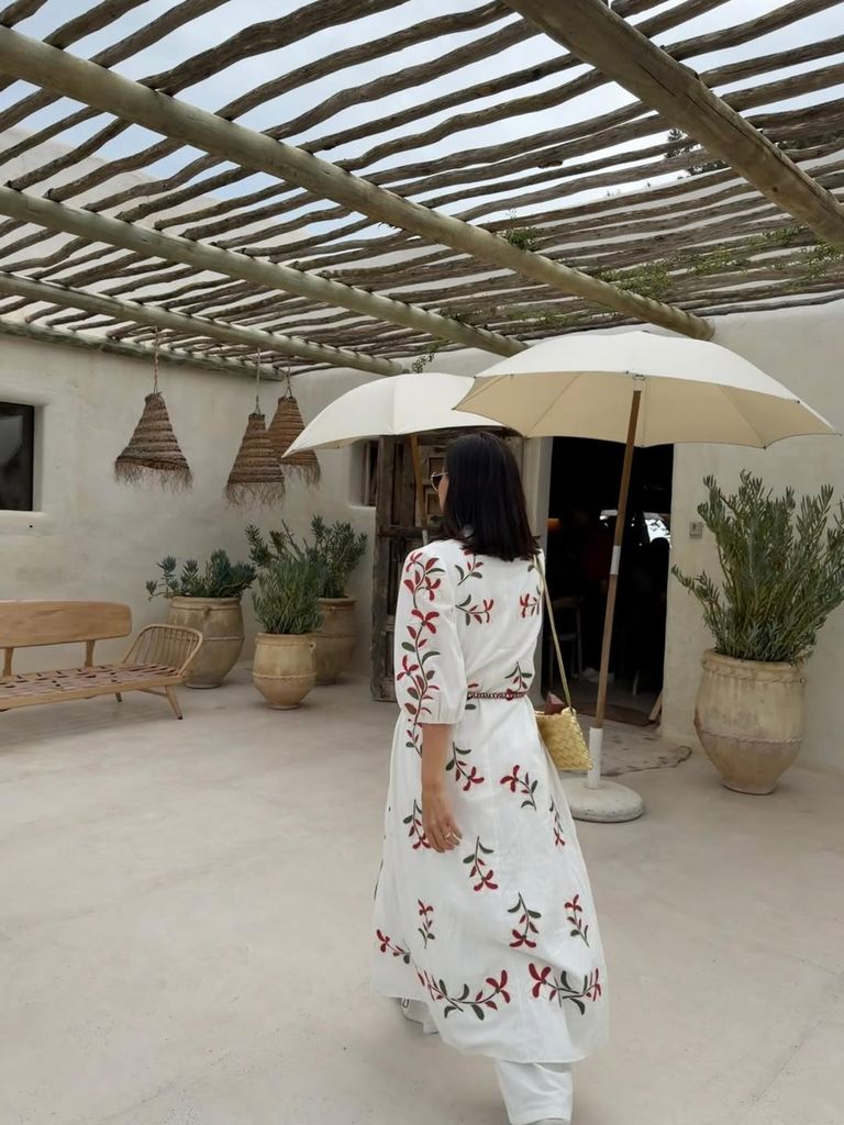Tamara Falcó en Ibiza con un look blanco bohemio junto a Íñigo Onieva y su madre.