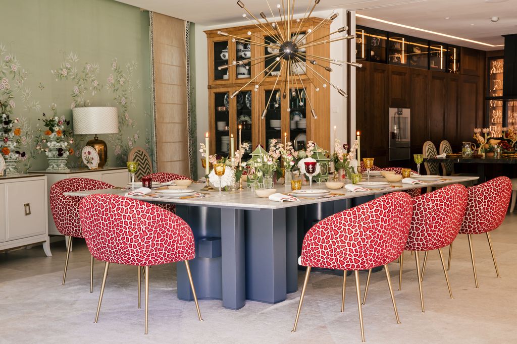 Otro ángulo del comedor en el que se aprecia un mueble varillero, hecho a medida, con piezas de porcelana