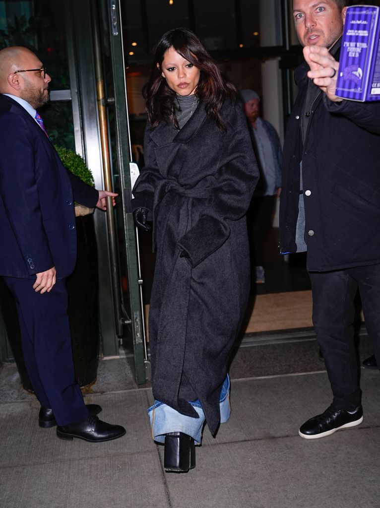 Jenna Ortega no teme a jugar con las proporciones en su estilo.