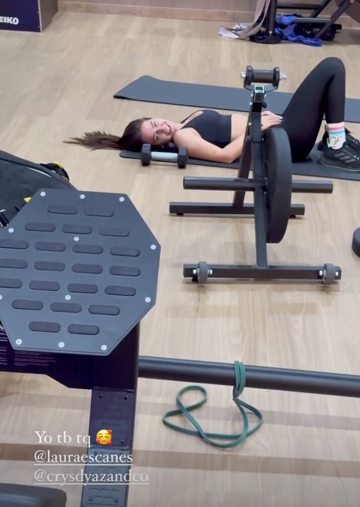 Plano entero de Laura Escanes tumbada haciendo ejercicio