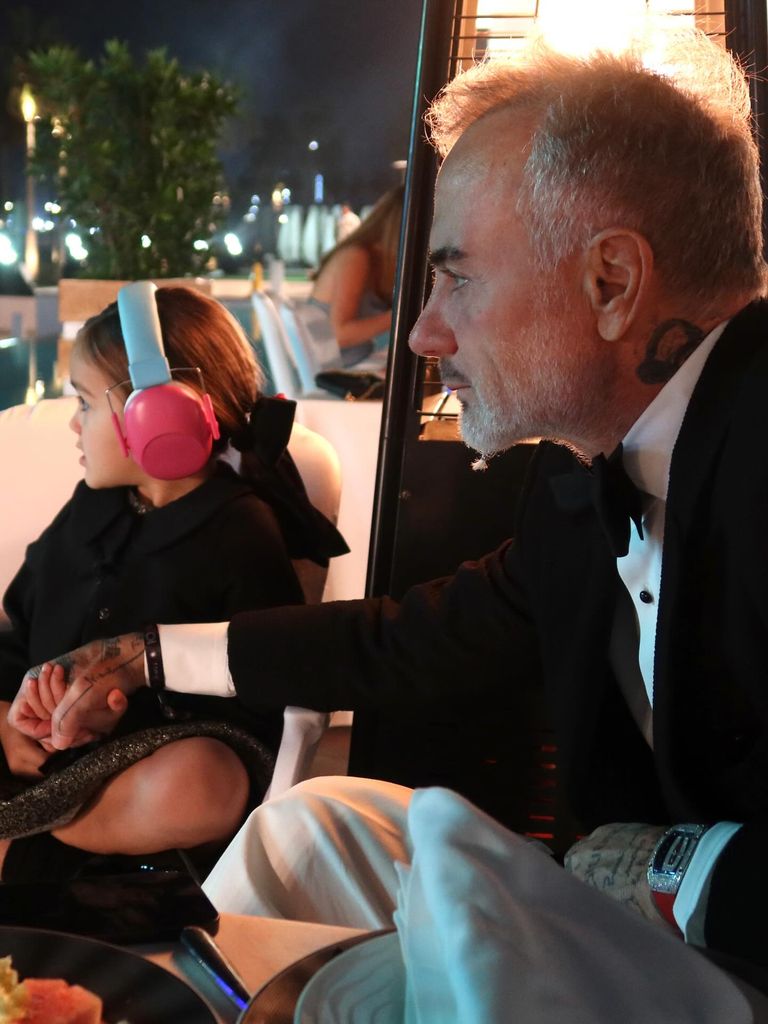 Gianluca Vacchi ha demostrado ser un padre amoroso y dedicado.