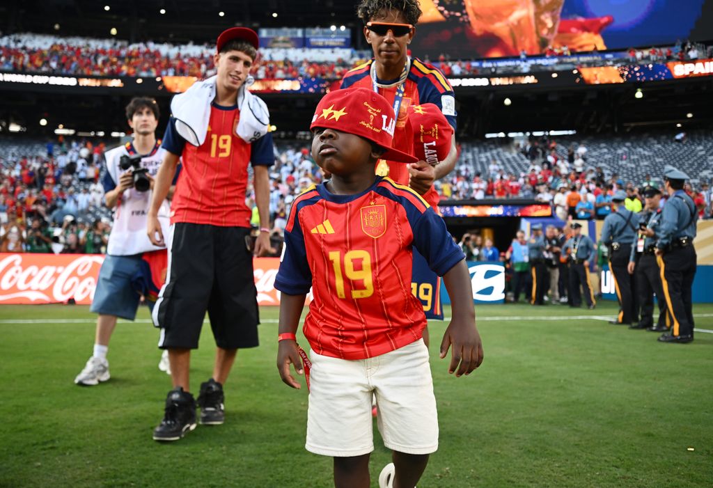 Keyne, el hermano pequeño de Lamine Yamal, ha cautivado a los fanáticos del fútbol por su ternura e irreverencia.