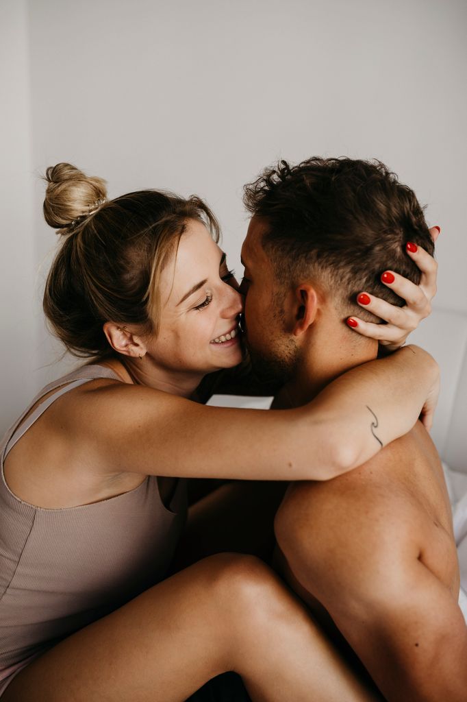 pareja abrazo beso