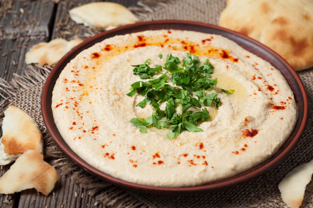 El hummus queda más cremoso al agregar hielos en su preparación