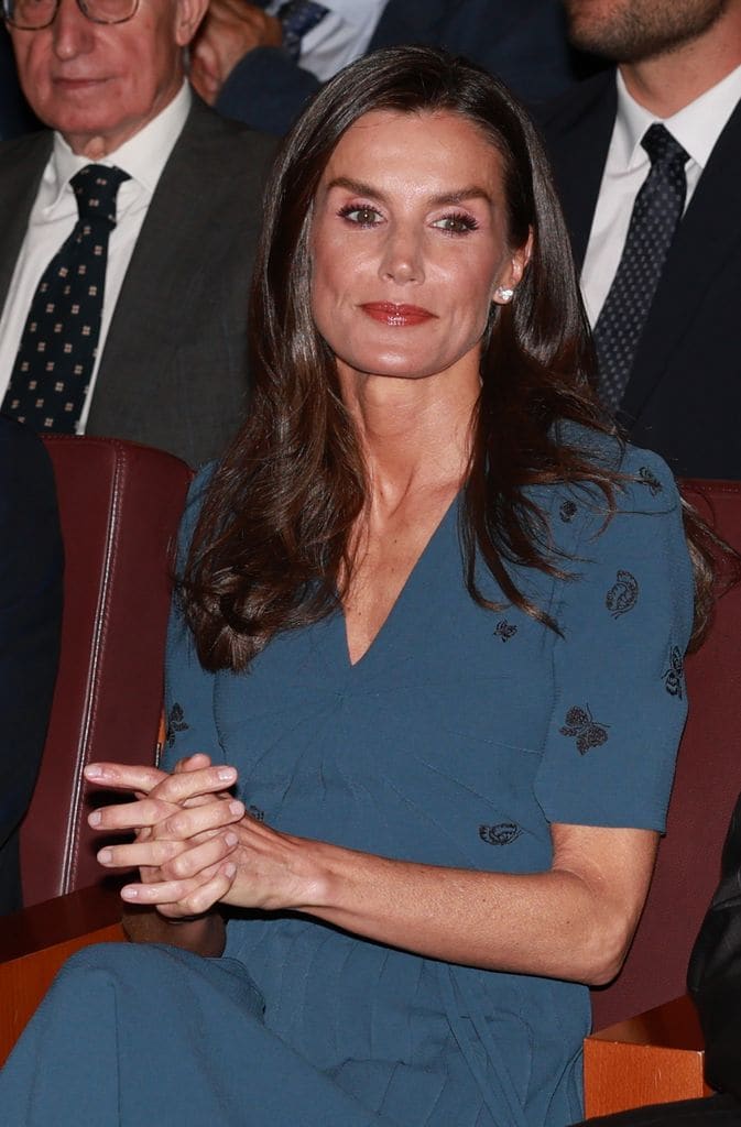 La reina Letizia en los premios de la Asociación de Prensa de Madrid con un vestido de Bottega Veneta