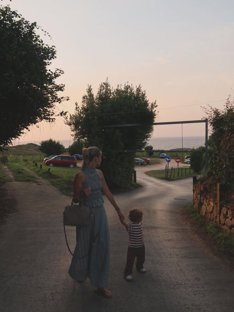 "Disfrutando de este atardecer precioso. Agradeciendo lo bonito de la vida, en nuestro lugar favorito, con mis personas favoritas", ha dicho