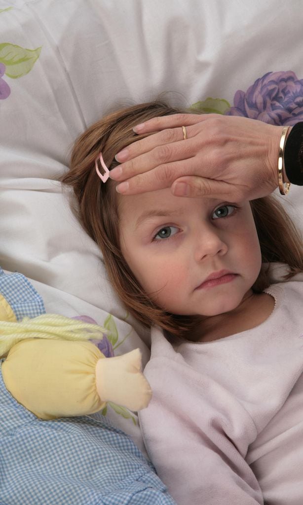 Niña enferma en la cama