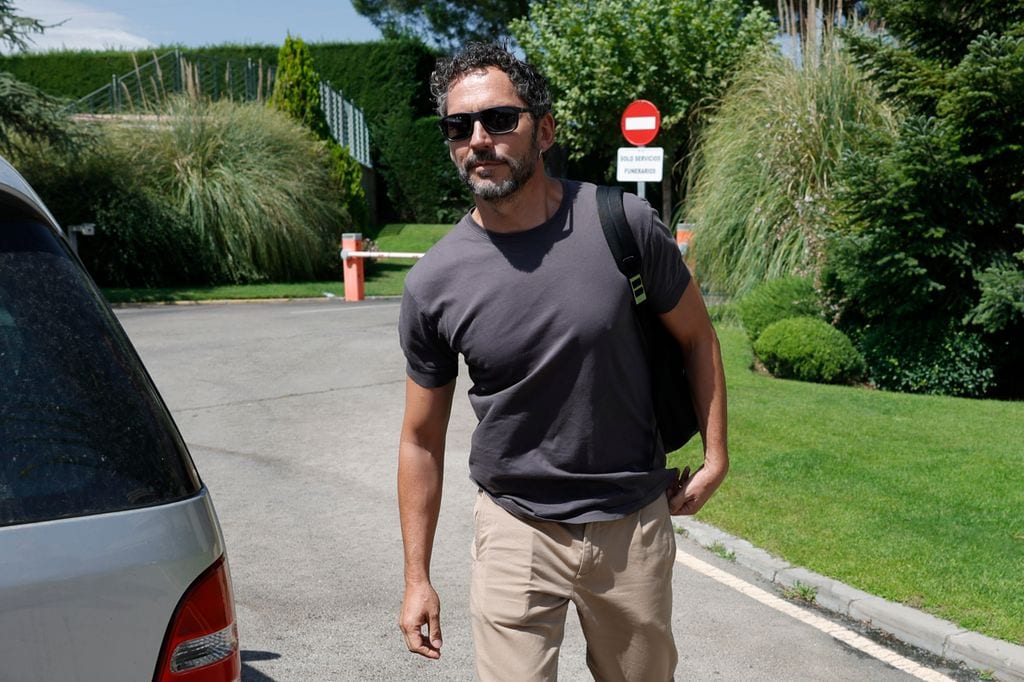 Paco León en el tanatorio para despedir a Verónica Echegui
