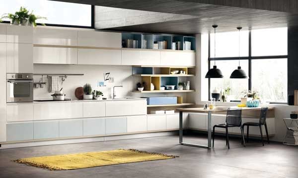 Baldas, soportes de pared, armarios... Son elementos imprescindibles a la hora de organizar la cocina, como ocurre en este espacio de Scavolini (scavolini.es).

