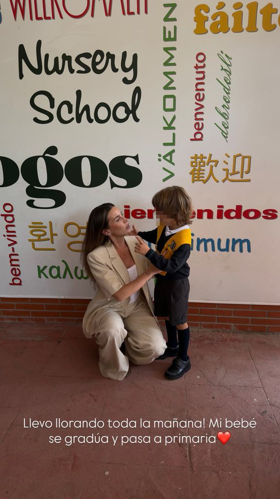 Marta Castro con el pequeño Hugo, recién graduado