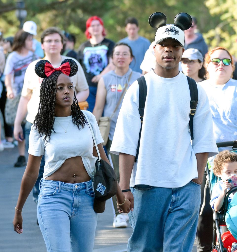 Zahara Jolie-Pitt y su novio Elijah Cooper fueron vistos paseando de la mano durante una cita en Disneyland. 