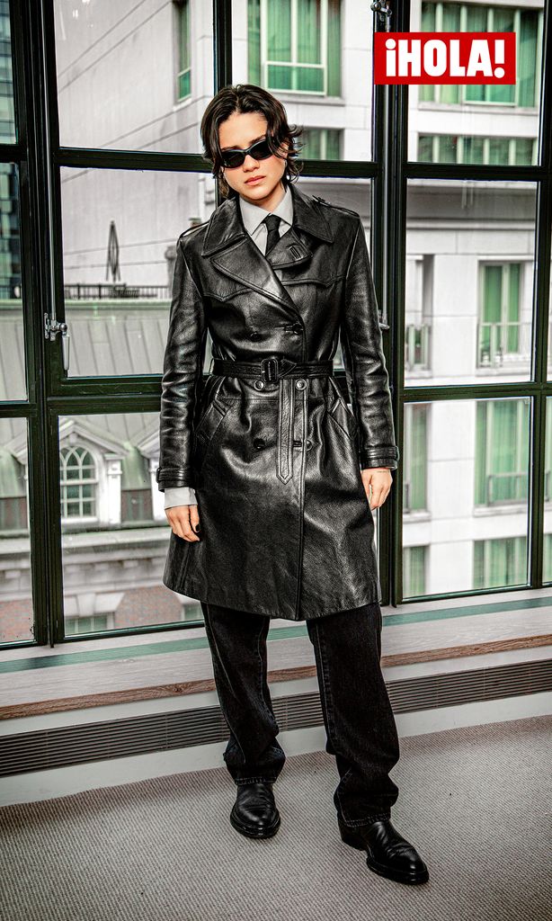 Fotógrafo: Manuel Ortiz | Sasha Calle – Estilizada por Sasha, Maquillaje: Shelby Smith, Peinado: Rutger. Sasha está usando una chaqueta negra de piel Tom Ford, corbata St Laurent y botas 424.