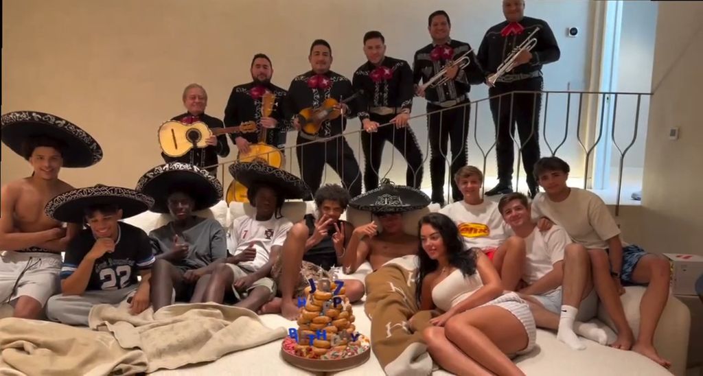 Georgina convenció a los amigos de Cristiano Ronaldo Junior a posar con los mariachis