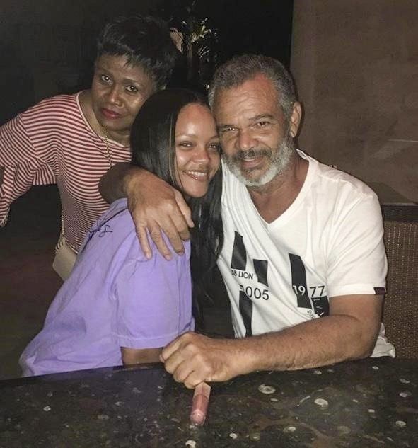 Rihanna con su padre Ronald Fenty, y su madre Monica Braithwaite.