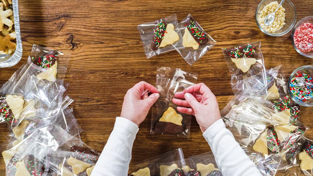 Prepara una bolsita con algún detalle de Reyes para agasajar a tus invitados.