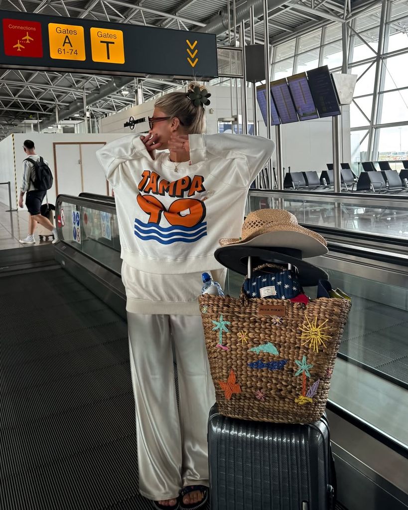 influencer con maleta en el aeropuerto