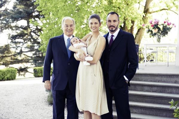La pareja ha posado con su hijo y con el padre de Rahim, Mawlana Hazar Imam, tres generaciones unidas en una instantánea. (Imagen de http://theismaili.org/)

