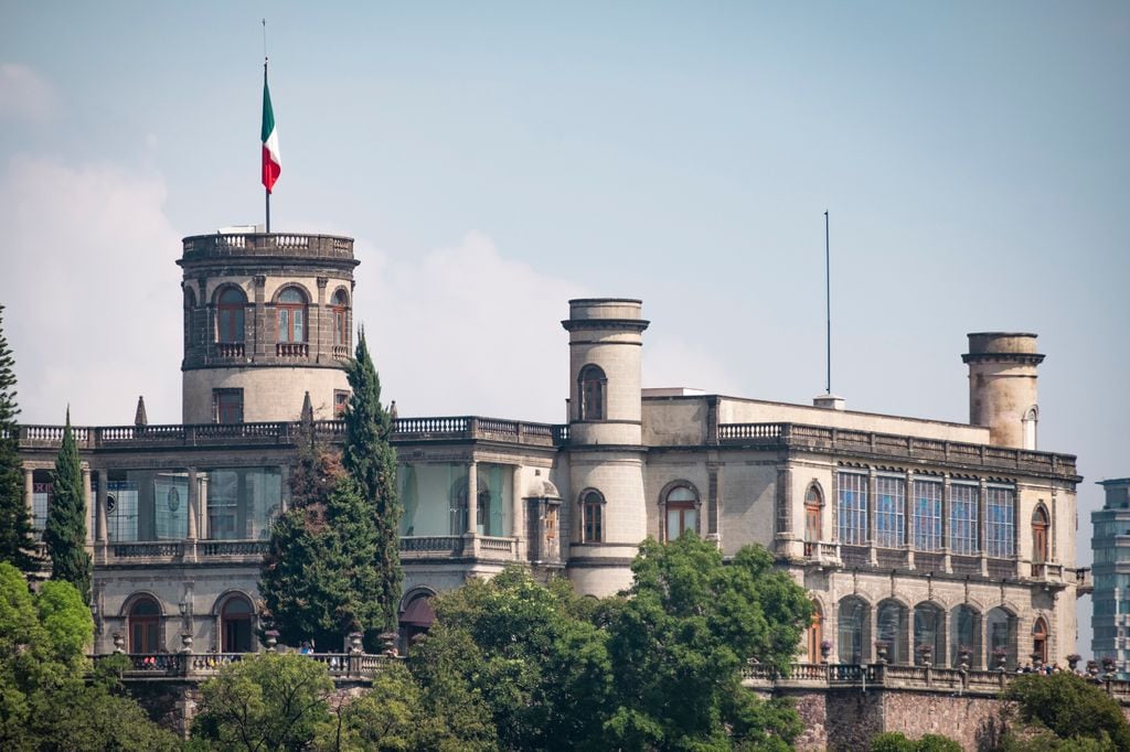 En el Castillo de Chapultepec, vivieron Maximiliano de Habsburgo y la emperatriz Carlota durante el Segundo Imperio Mexicano.