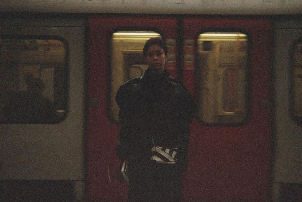 Plano medio de Anna Castillo posando en una estación de tren