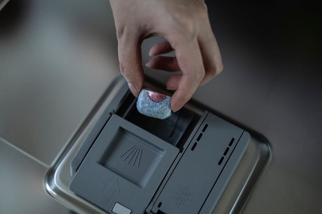 El truco consiste en partir las pastillas sólidas por la mitad: la máquina limpia igual y la caja dura el doble