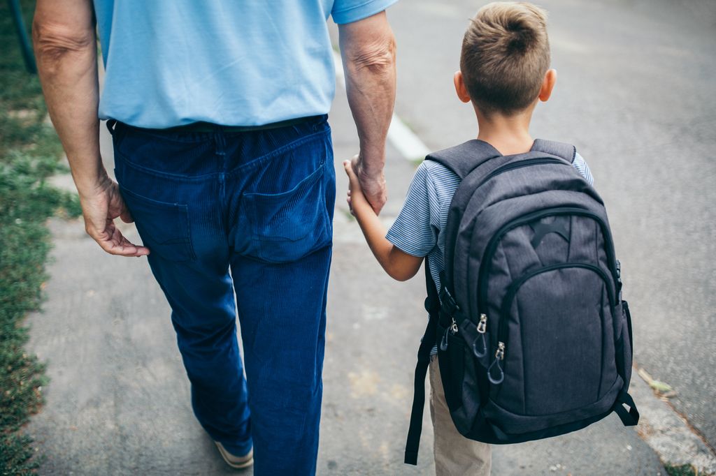 Padre acompañando a su hijo al colegio