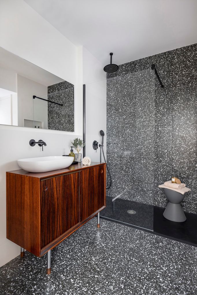 Baño pequeño con panel de cristal. 