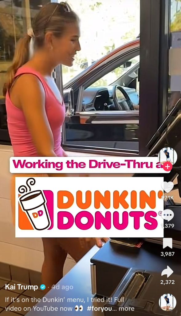 Kai Trump en el mostrador de un Dunkin' Donuts