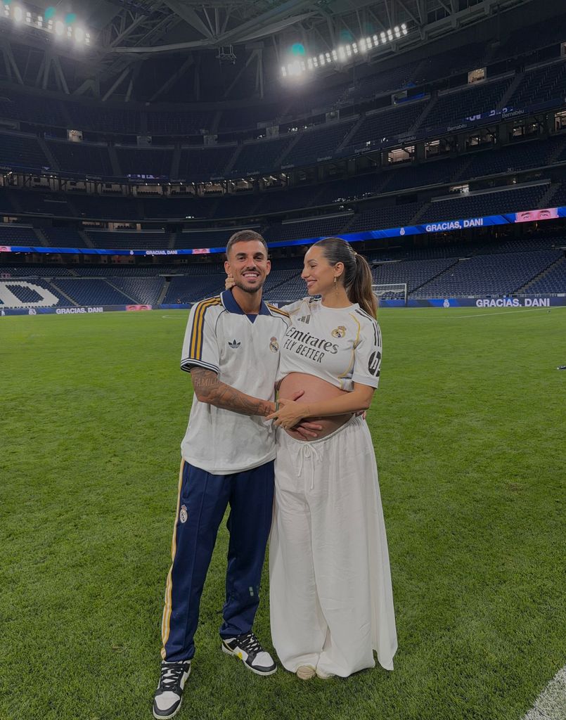 Dani Ceballos y Luna Serrat posando en el Bernabéu tras un partido del futbolista