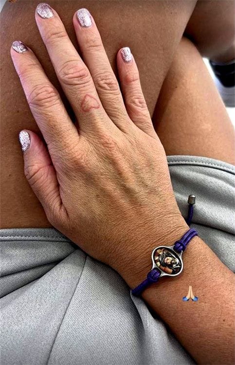 Anabel reza por su padre