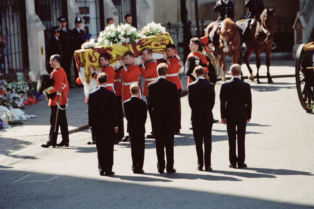 Charles Spencer no estaba de acuerdo con que sus sobrinos Harry y William, participaran en el cortejo fúnebre de su madre.