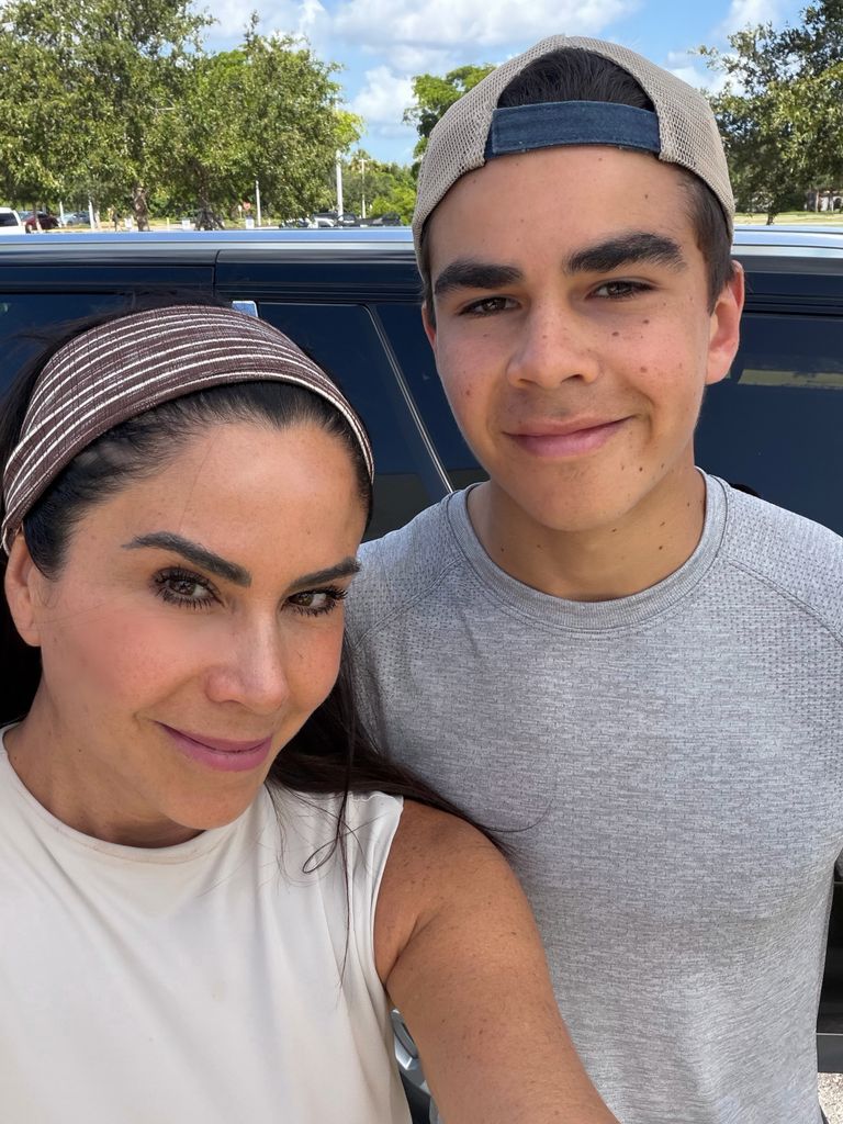 Paola Rojas con Paulo, quien vive en el extranjero en la búsqueda de cumplir sus metas profesionales.