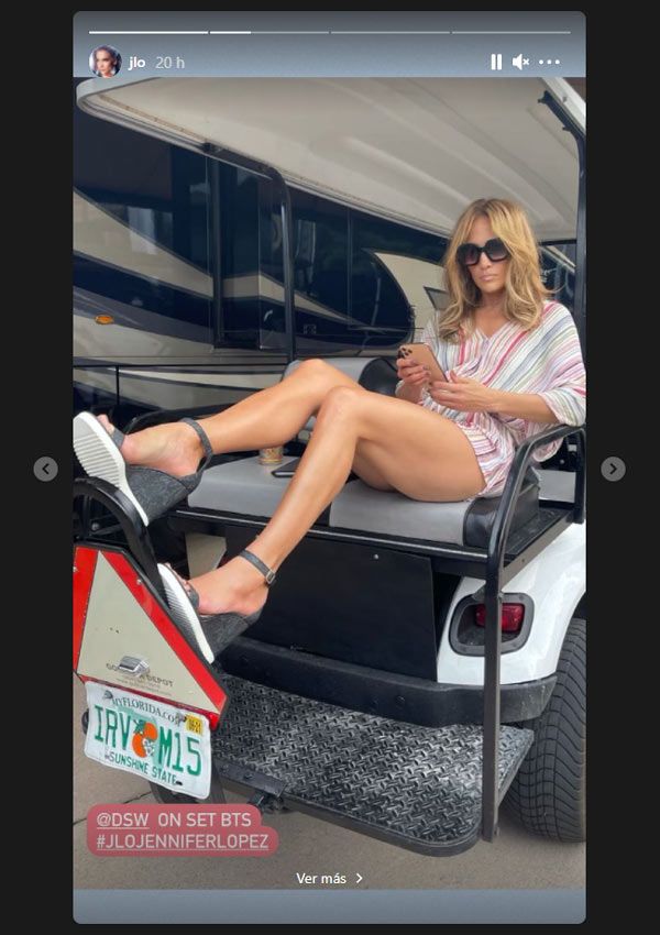 Jennifer Lopez con sandalias de cuña de su colección para DSW