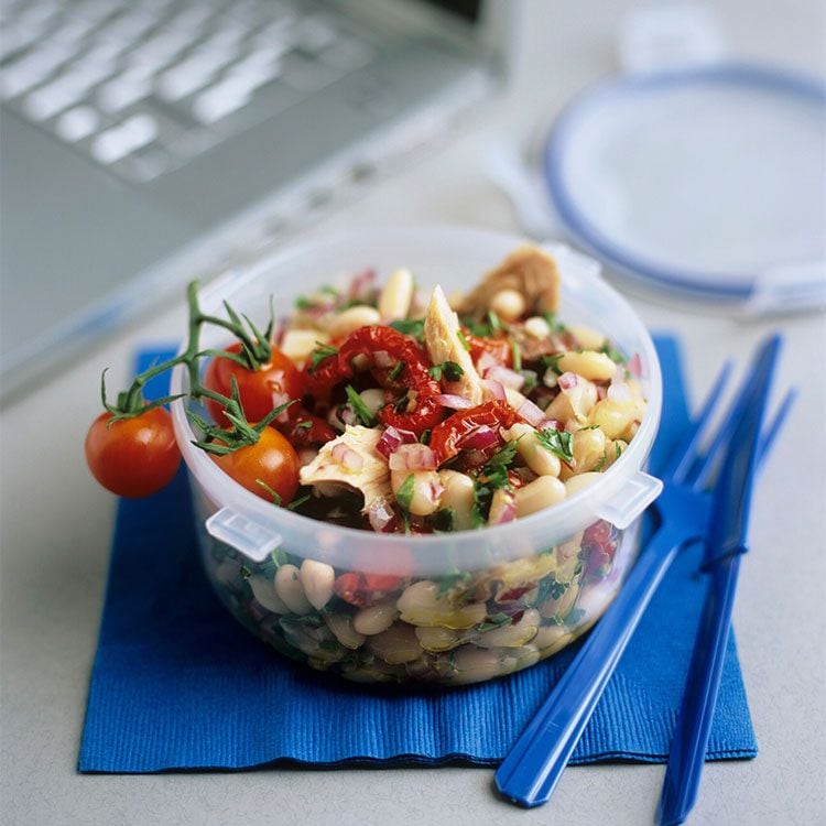 Ensalada de alubias con tomates secos y atún