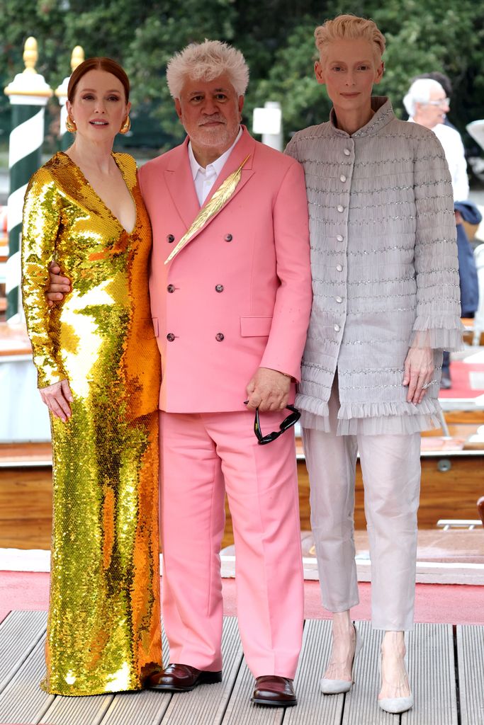 Julianne Moore, Pedro Almodóvar y Tilda Swinton en el estreno de 'La habitación de al lado' en el Festival de Venecia