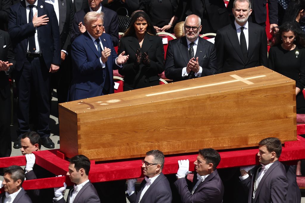 Todas las miradas se posaron en ambas parejas durante los funerales del Papa Francisco