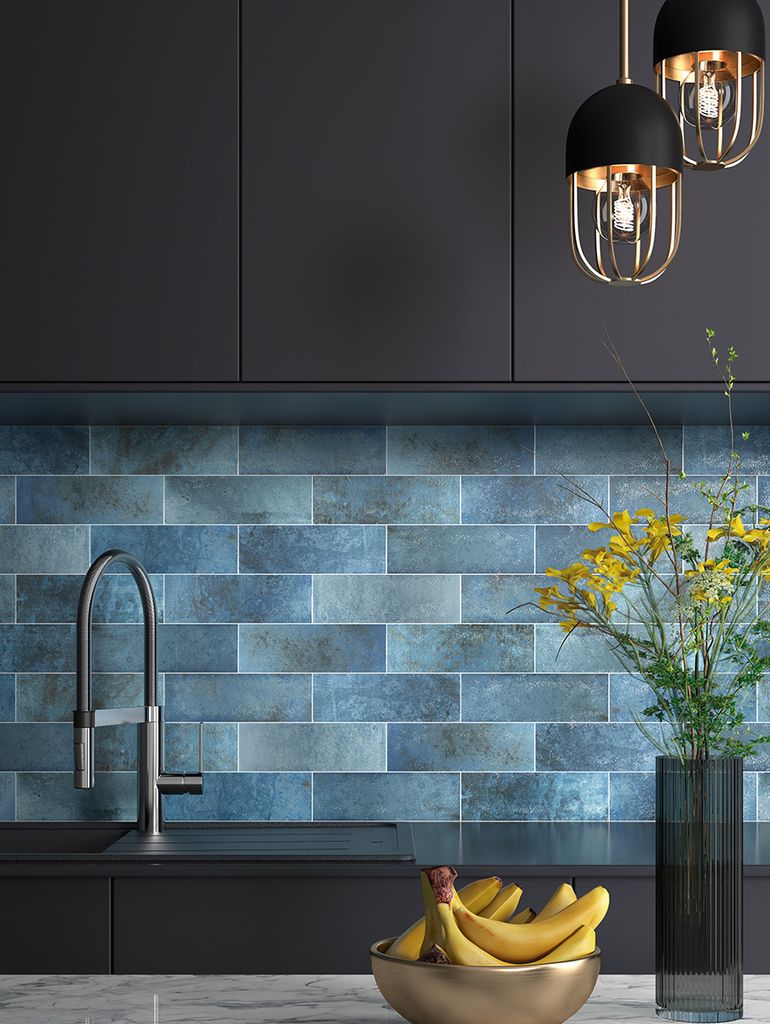 Cocina con muebles negros y azulejos azules
