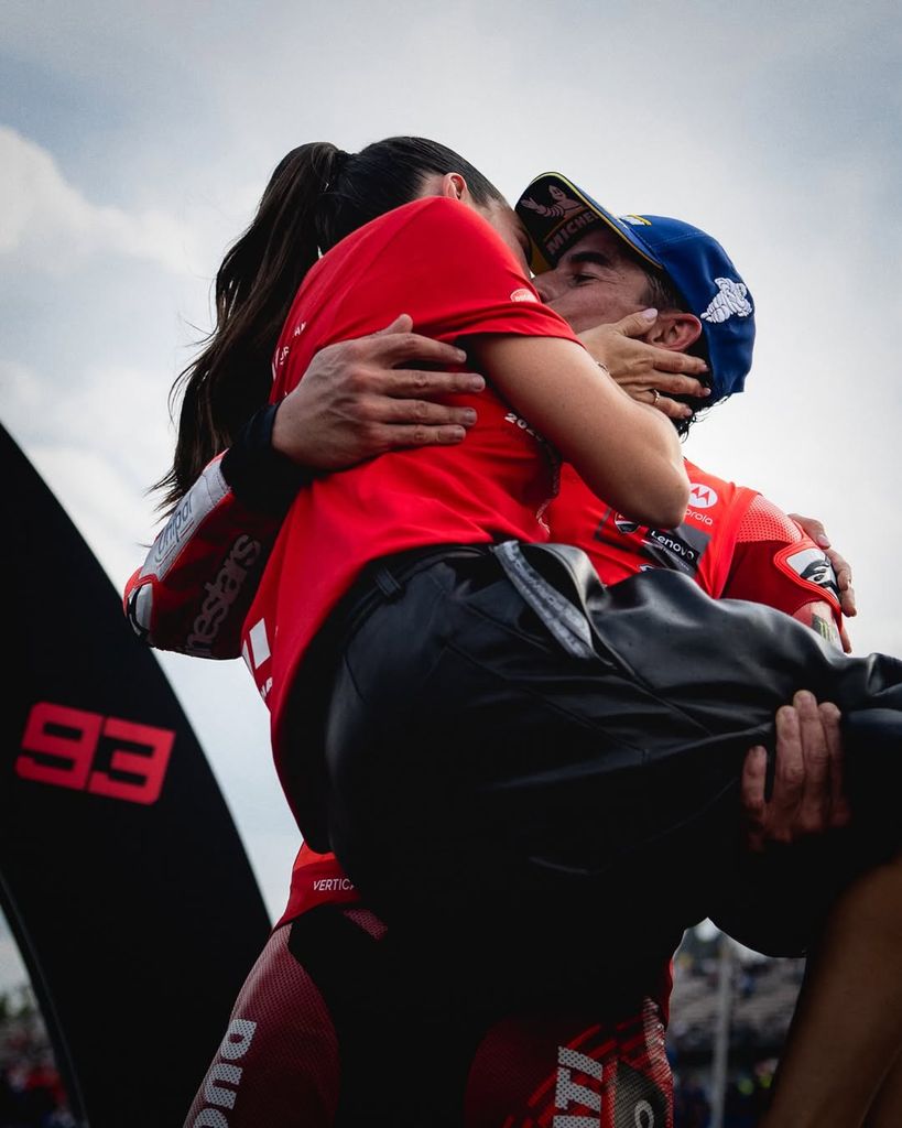 Gemma Pinto y Marc Márquez se besan en el podio del circuito de Twin Ring Motegi