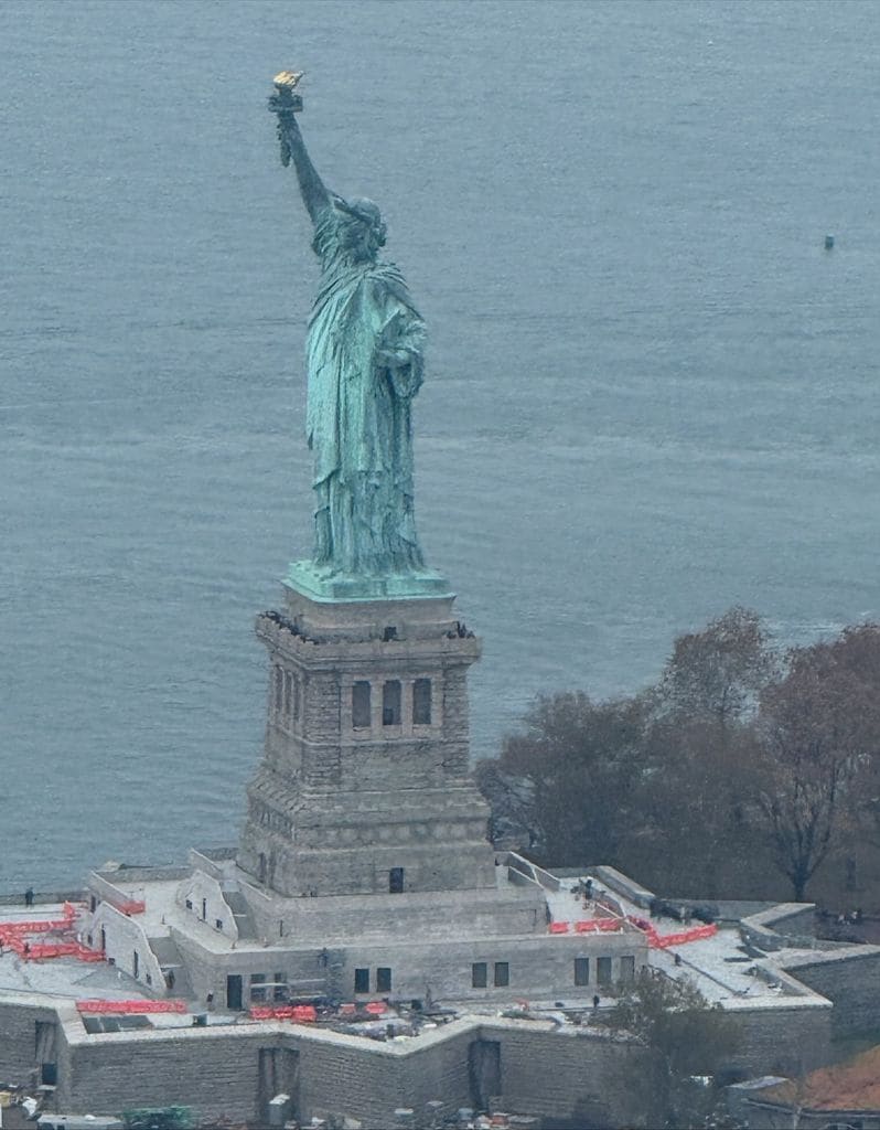 Oriana y su familia disfrutaron de hermosas vistas aéreas de la Estatua de la Libertad.