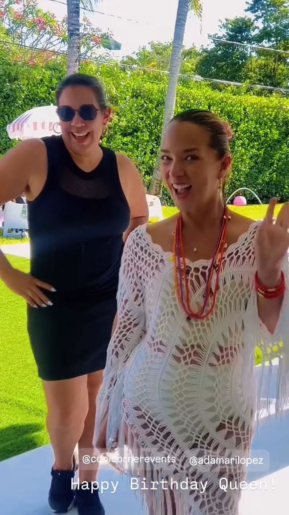 Adamari López eligió un traje de baño de dos piezas para su gran fiesta, y lo lució con un vestido blanco perfecto para la ocasión 