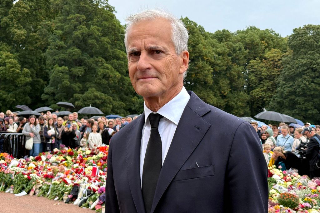 El primer ministro noruego, Jonas Gahr Støre, deposita flores frente al Palacio Real tras el fallecimiento del rey Harald 