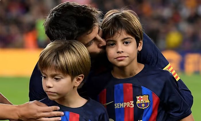 Gerard Piqué con sus hijos en la despedida del fútbiol