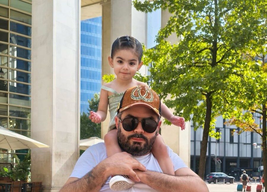 José Eduardo Derbez y su hija Tessa en Bilbao.