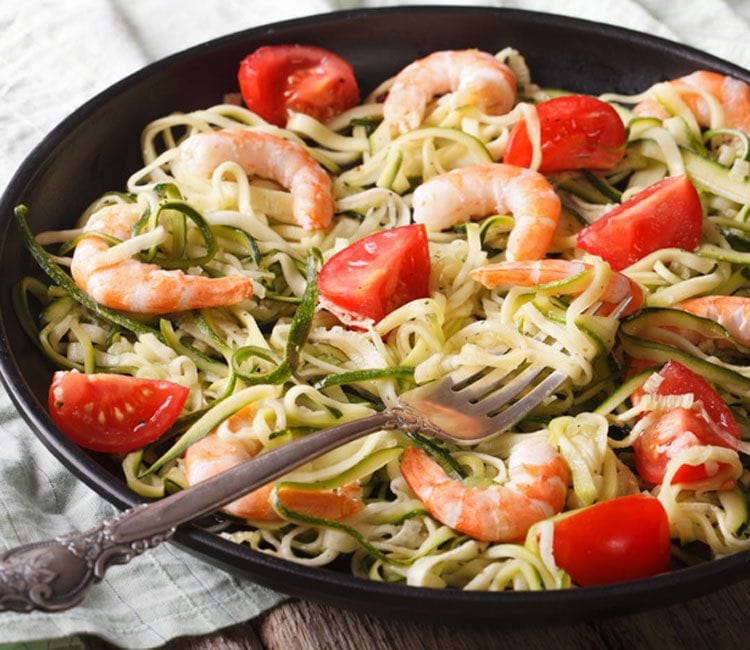 Espaguetis de calabacín con gambas y tomates cherry