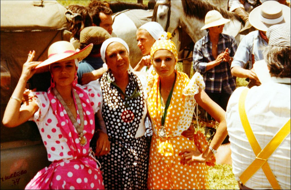 Carmen Dominguín junto a sus hijas Carmen y Belén Ordóñez durante la romería del Rocío de 1977