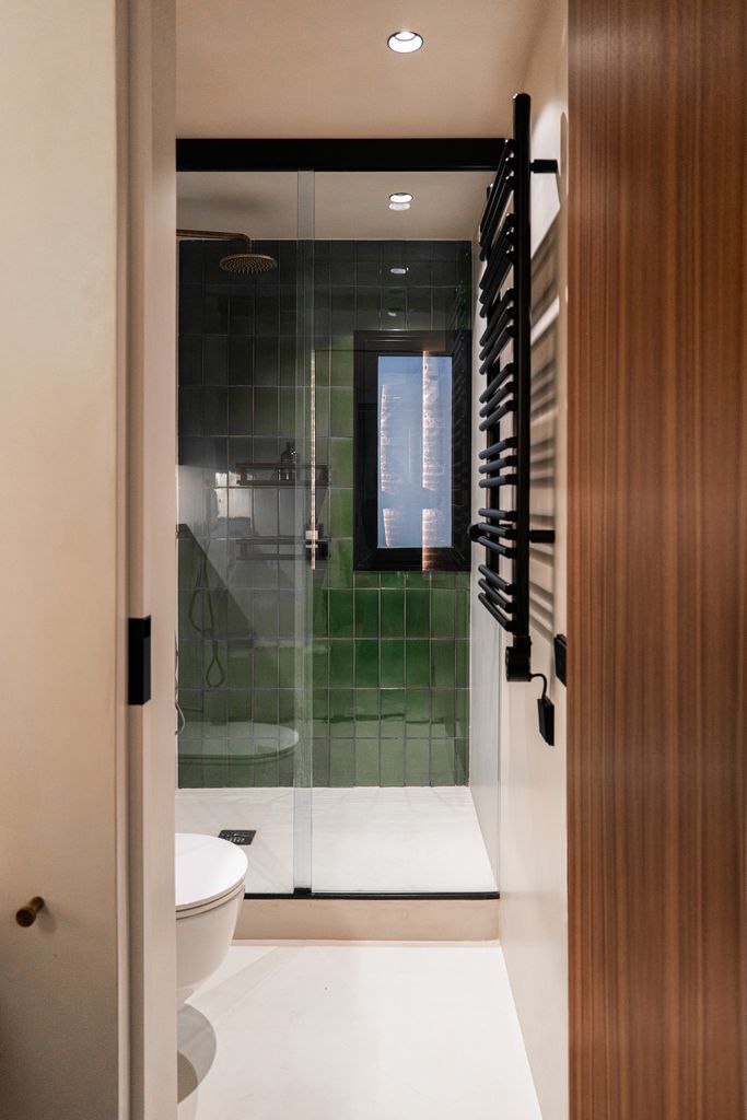 Cocina con azulejos tipo zellige. 