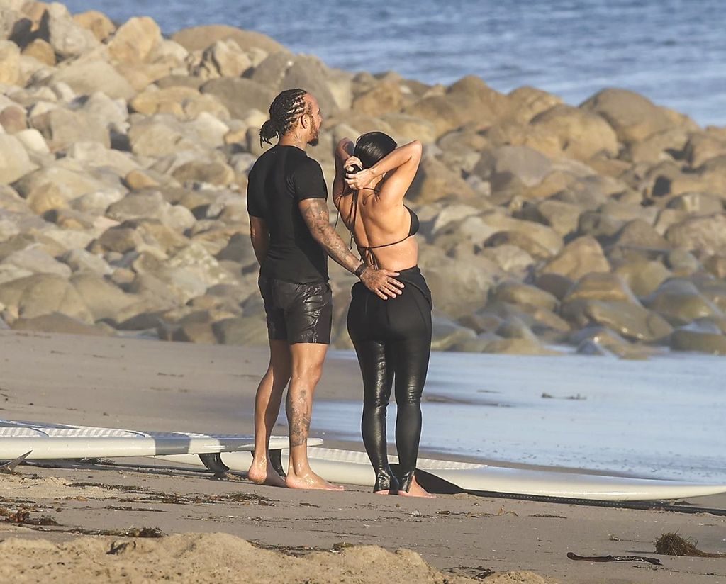 Kim Kardashian y Lewis Hamilton fueron vista dirigiéndose a la playa con trajes de surf, Kim con un top de bikini negro, y pasaron varias horas tomando lecciones.