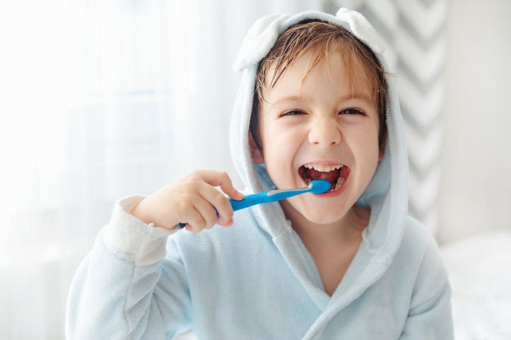 Niño lavándose los dientes