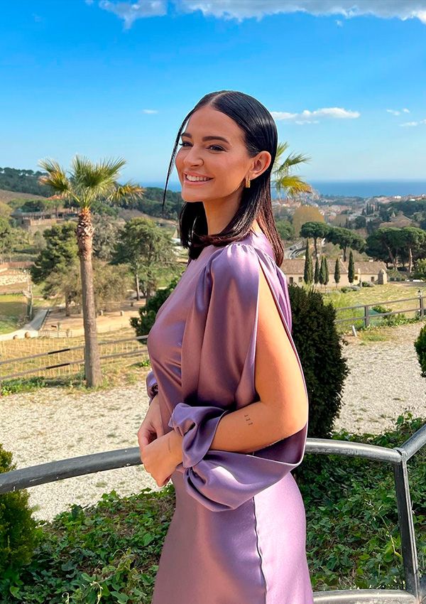 Laura Escanes con vestido de invitada largo y satinado