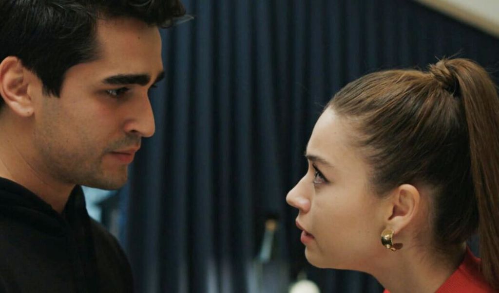 Unfollow y... ¿nueva ruptura entre Mert Ramazan Demir y Afra Saraçoglu, protagonistas de 'Una nueva vida'?