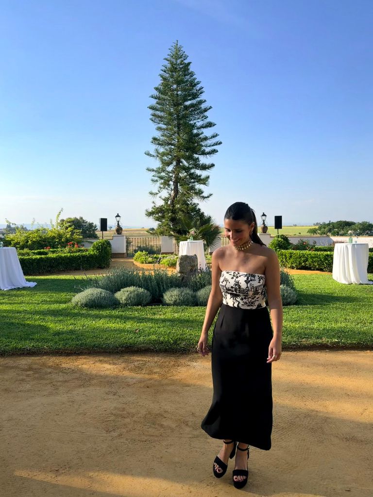Tana Rivera con look de invitada de Nicolás Montenegro.